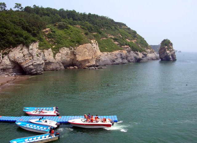 На лодке можно совершить экскурсию вдоль побережья Цзиньшитань