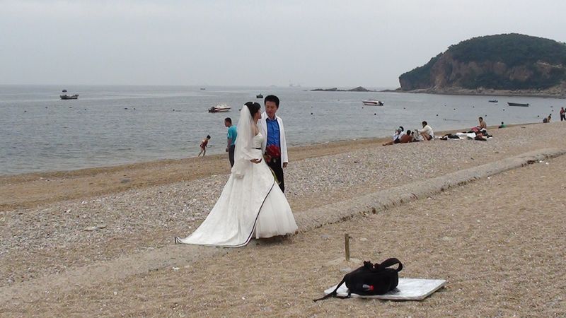 Спокойная и завораживающая красота пляжа Очарование моря привлекает сюда молодоженов на свадебную фотосессии