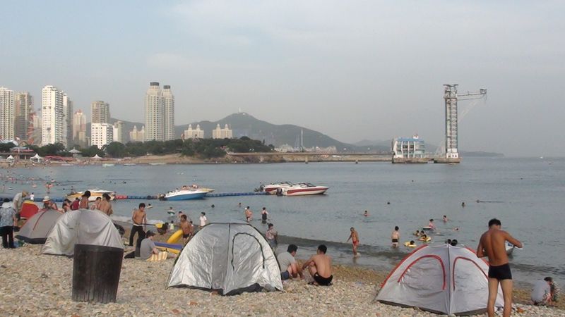 Местные жители всегда берут с собой на пляж палатку от солнца