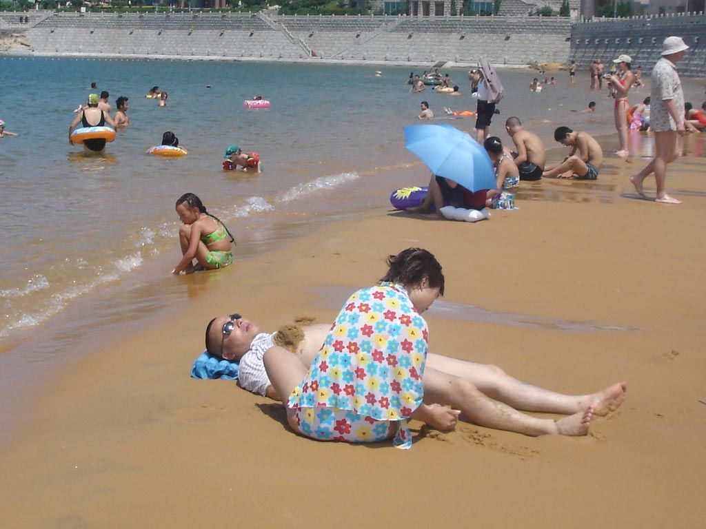 Вэйхай пляж. Курорт Вэйхай пляж. Пляжи в Вэйхае. Китайцы отдыхают на море. Вэйхай китай отдых на море