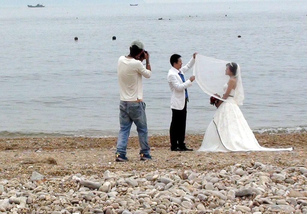 Свадебная фотосессия на берегу моря