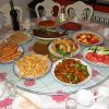 Традиционный китайский круглый стол с различными блюдами