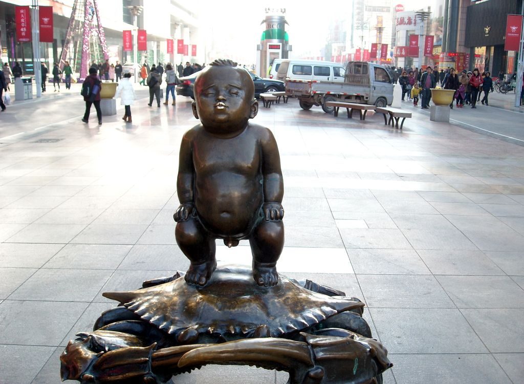 Скульптура малыша на улице. Тяньцзинь
