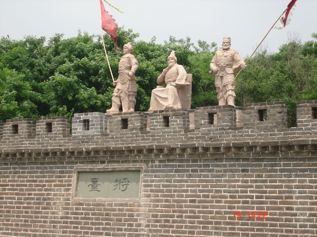 Скульптуры военачальников на стене. Китай