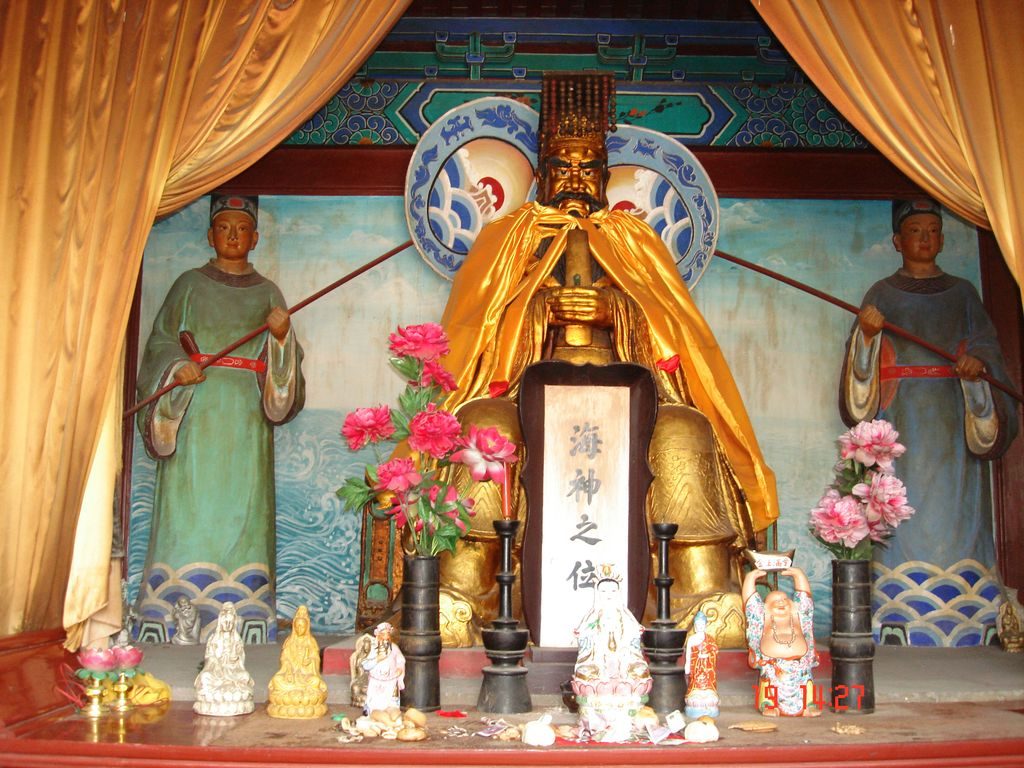 Статуи в буддистком храме. Китай