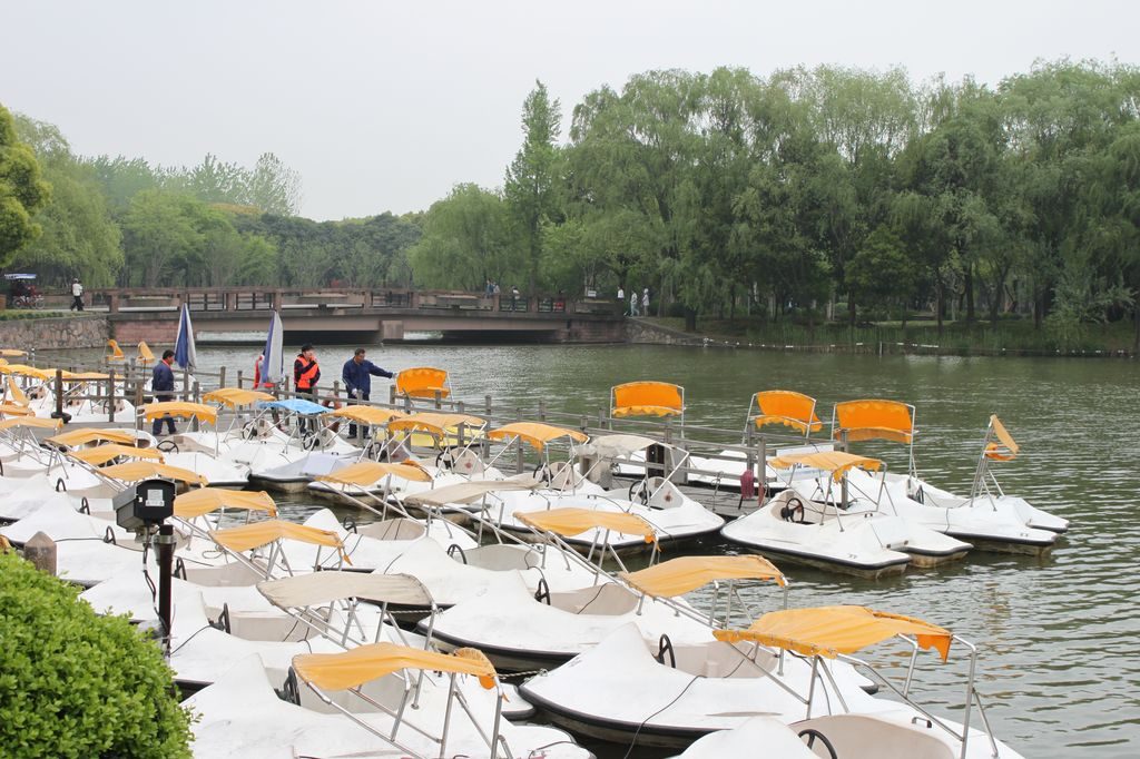 Катамараны для прогулок по озеру в Парке векаю Шанхай