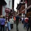 Туристы на старых улицах Шанхая
