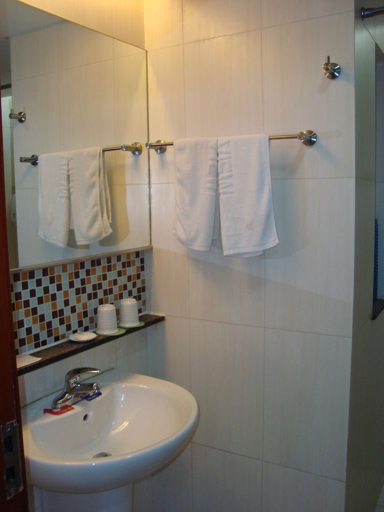 Ванная комната в номере гостиницы Пейзаж моря. Вэйхай.