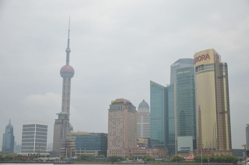 Шанхайская телебашня среди небоскребов