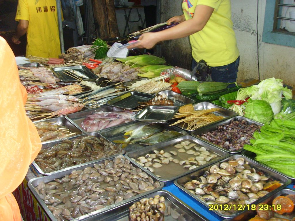 Еда на шпажках в Китае