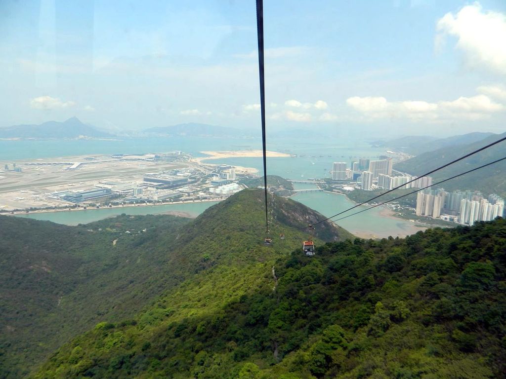 Вид на аэропорт Гонконга с канатной дороги Ngong Ping 360