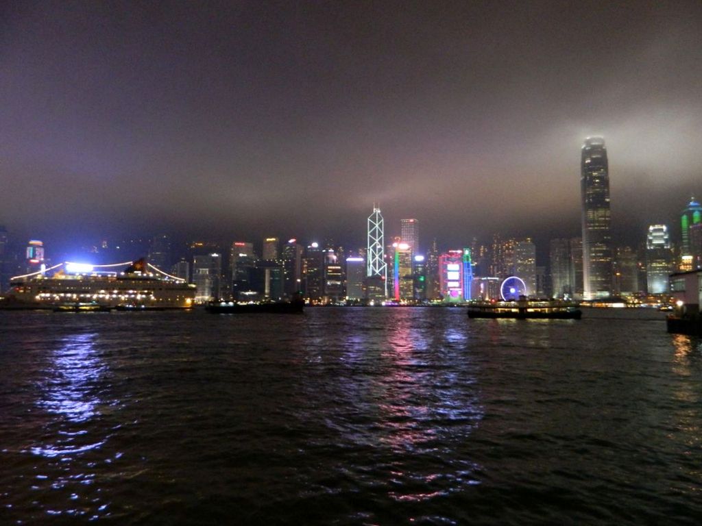 Вид на ночной Гонконг с набережной