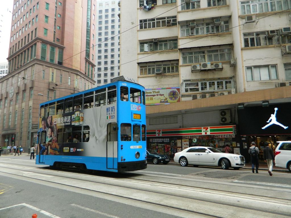 Двухэтажный трамвай на улице Гонконга