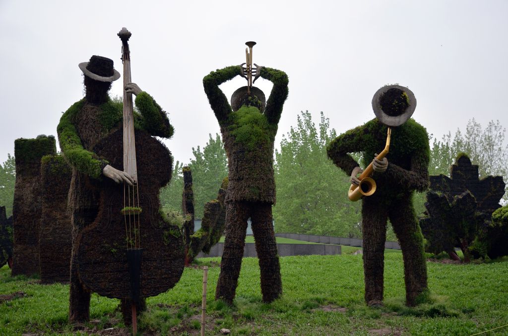 Необычные статуи из травы в Парке Века, Шанхай