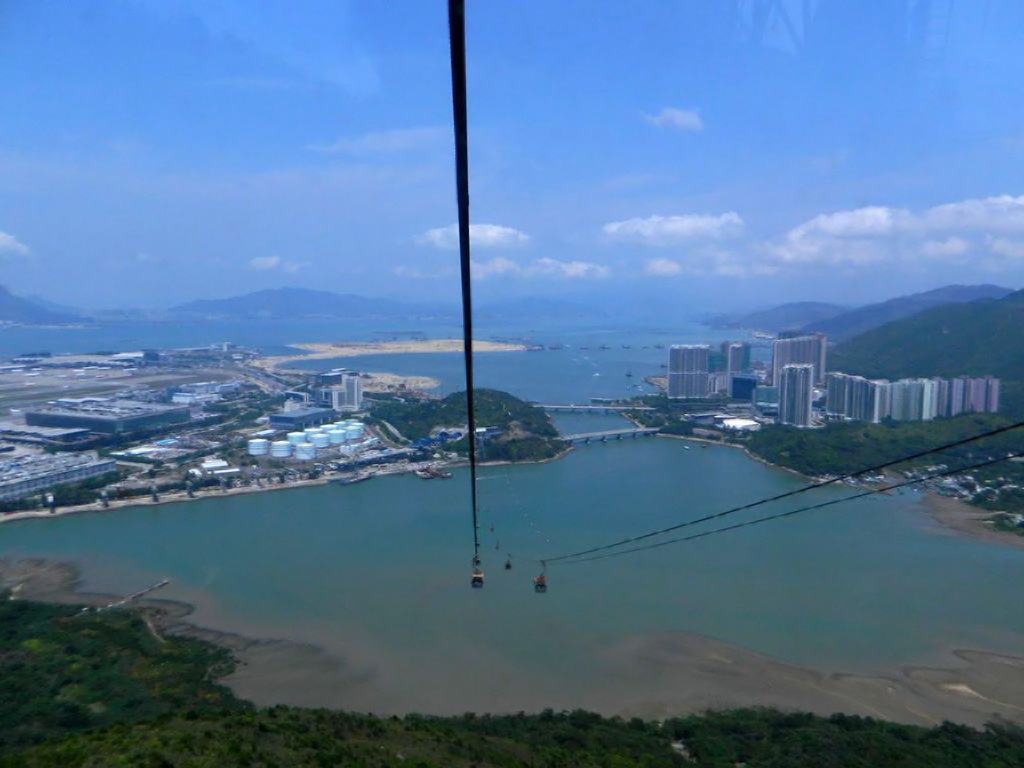 Вид с канатной дороги «Ngong Ping» на аэропорт Гонконга