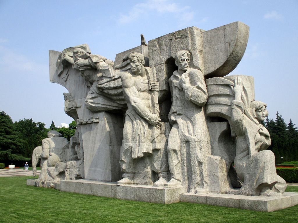 Скульптуры в парке Longhua Martyrs' Cemetery, Шанхай