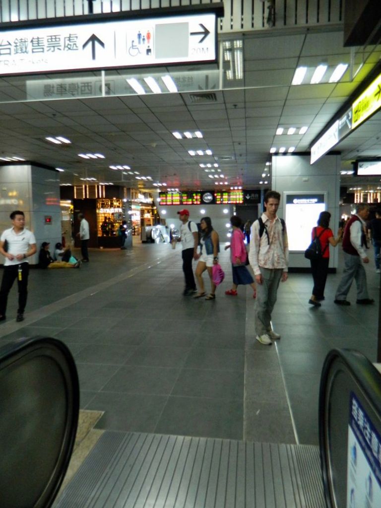 Внутри Taipei Main Station