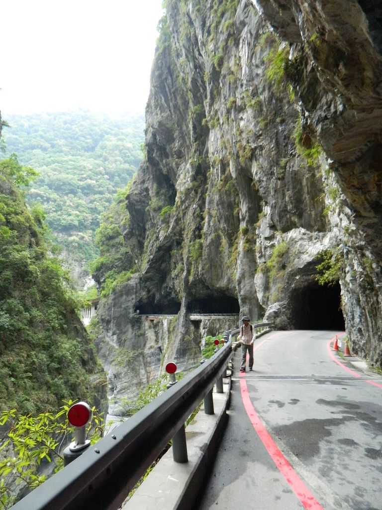 Тоннели, вырубленные в скале на маршруте Swallow Grotto, Тароко